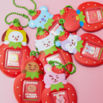 BTS 小卡/拍立得 - BT21 - STRAWBERRY PARTY MINI PHOTO HOLDER KEYRING
